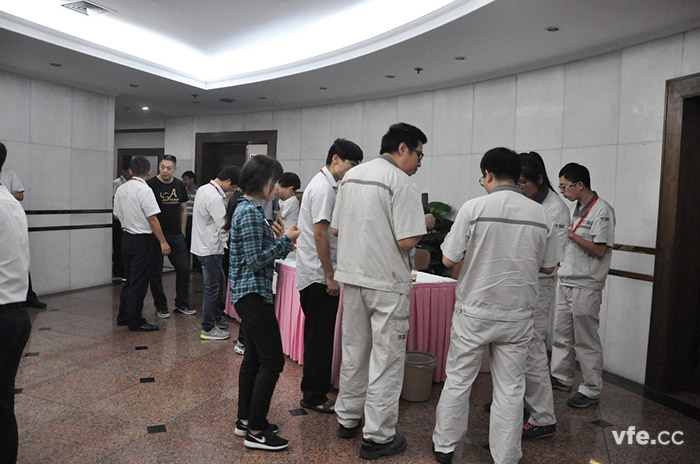 会议间隙各人在一路探求 会议间隙各人在一路探求
