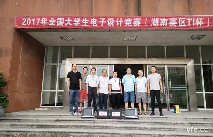 东升国际官网电气工作人员与评委会工作人员合影 东升国际官网电气工作人员与评委会工作人员合影