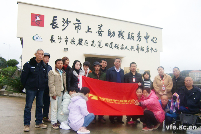 谢书记一行与残友们合影留想 谢书记一行与残友们合影留想