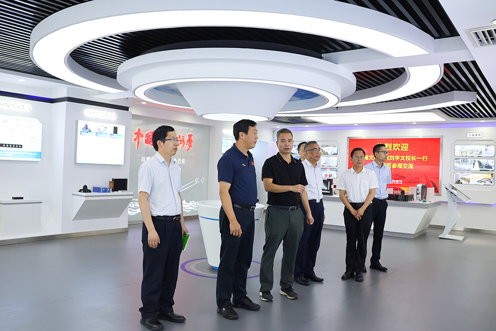 刘校长一行参观公司产品展厅 刘校长一行参观公司产品展厅
