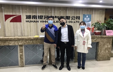 东升国际官网电气为员工请理发师上门服务