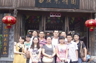 《思考》编委会组织员工凤凰采风活动